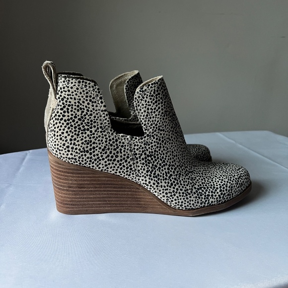 TOMS Women's Kallie Wedge Booties US 9.5 Mini Cheetah Suede Ankle Slip On Boho - Picture 7 of 11